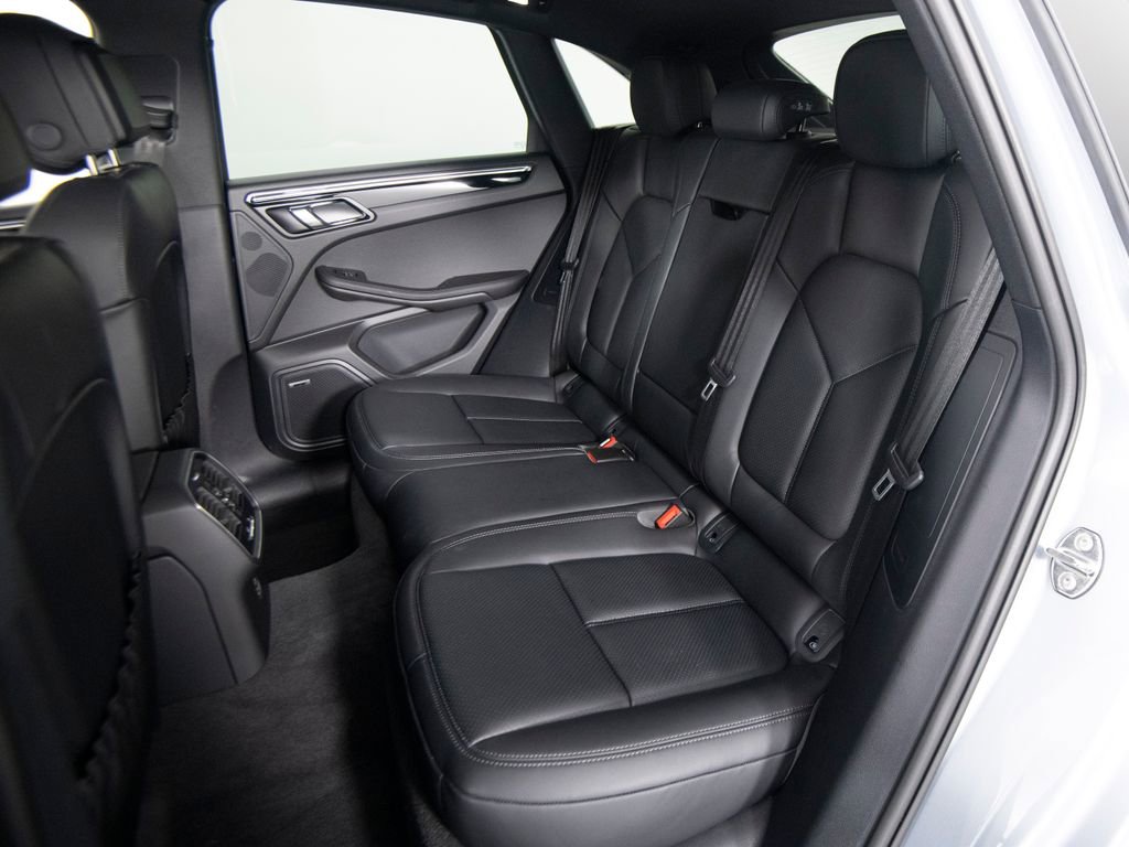 Certified 2026 Porsche Macan AWD/4WD image 35