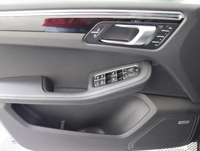 Used 2025 Porsche Macan image 28