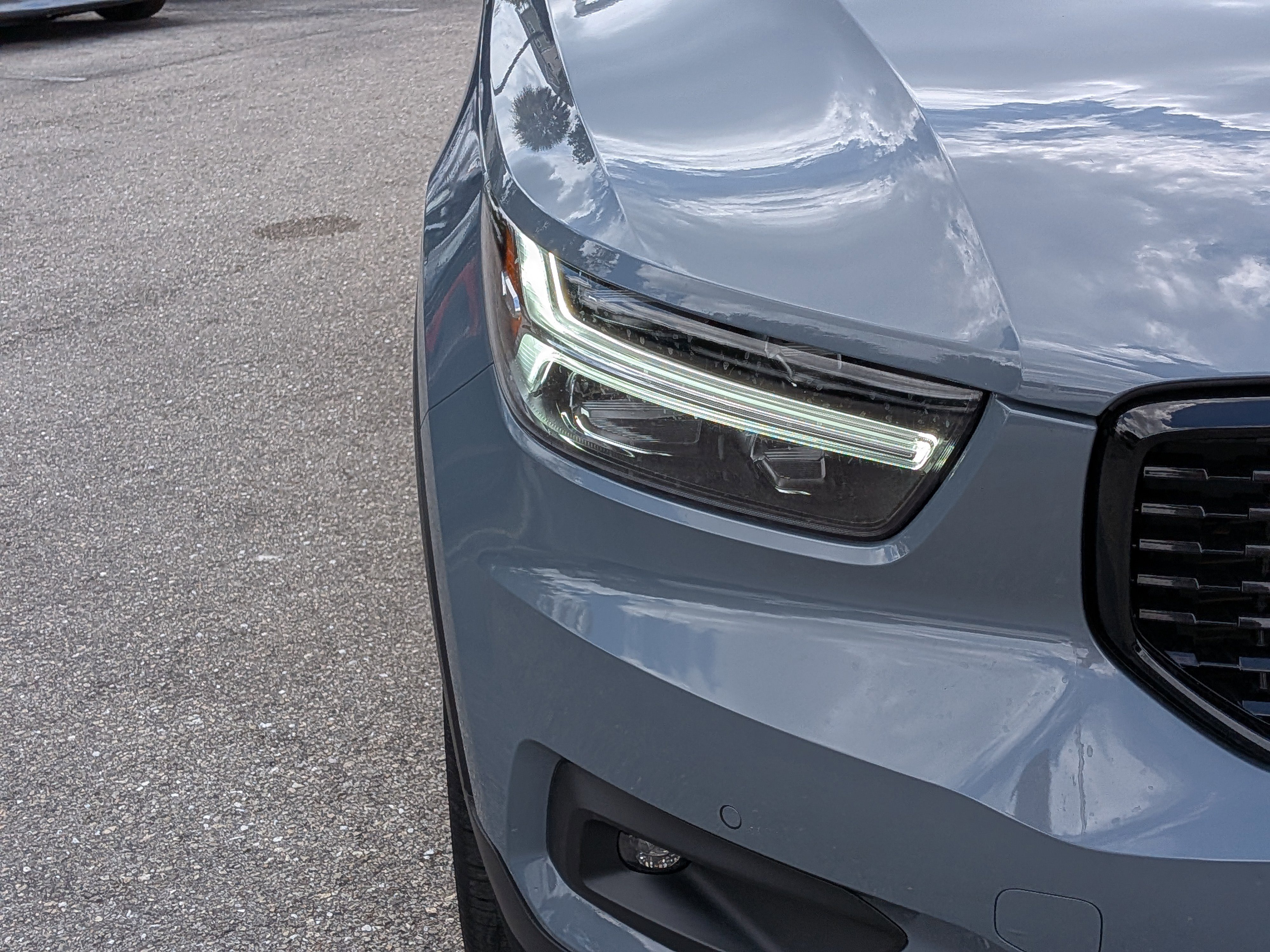 Used 2021 Volvo XC40 T4 R-Design w/ Protection Package Premier image 10