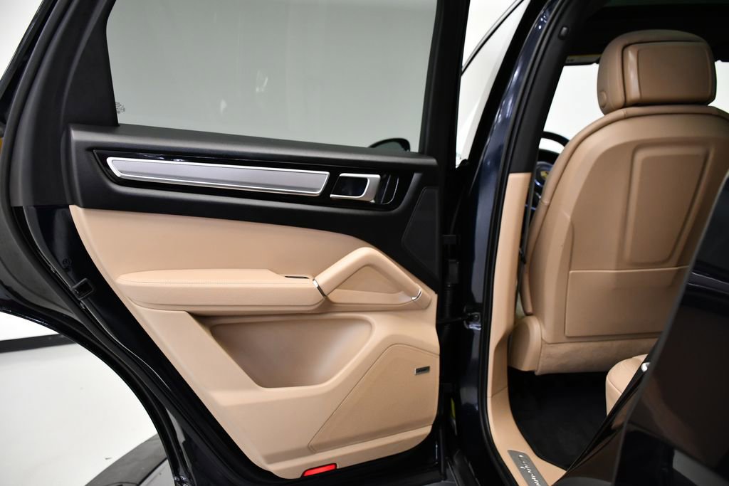 Used 2022 Porsche Cayenne Platinum Edition image 40
