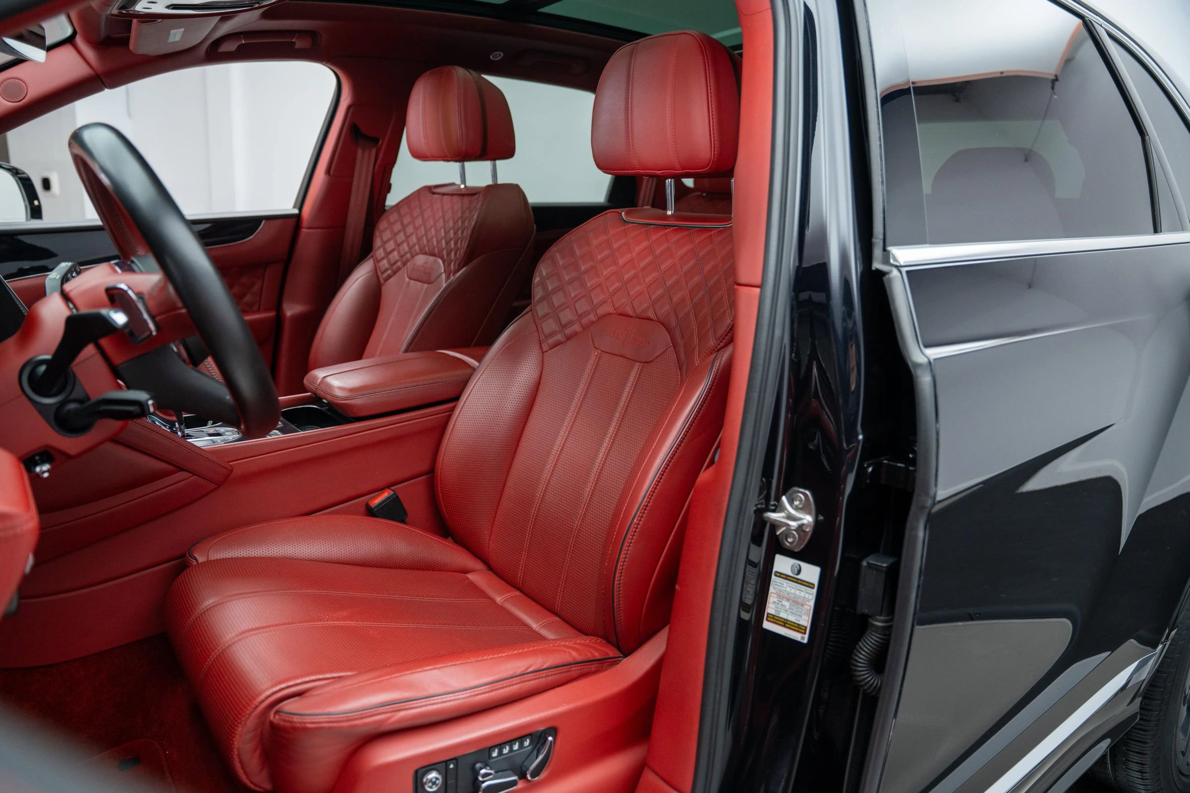 Used 2021 Bentley Bentayga w/ First Edition Specification image 3