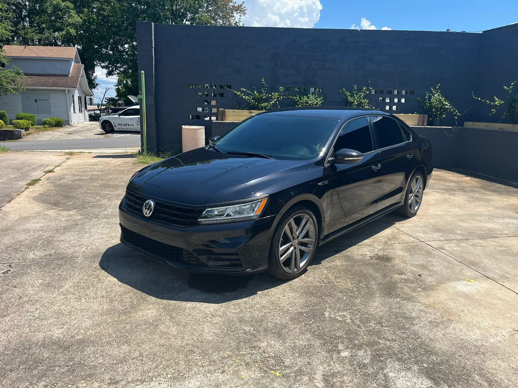Used 2018 Volkswagen Passat 2.0T R-Line w/ R-Line Lighting Package FWD image 3