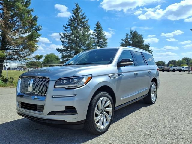 Used 2024 Lincoln Navigator Premiere AWD/4WD image 3