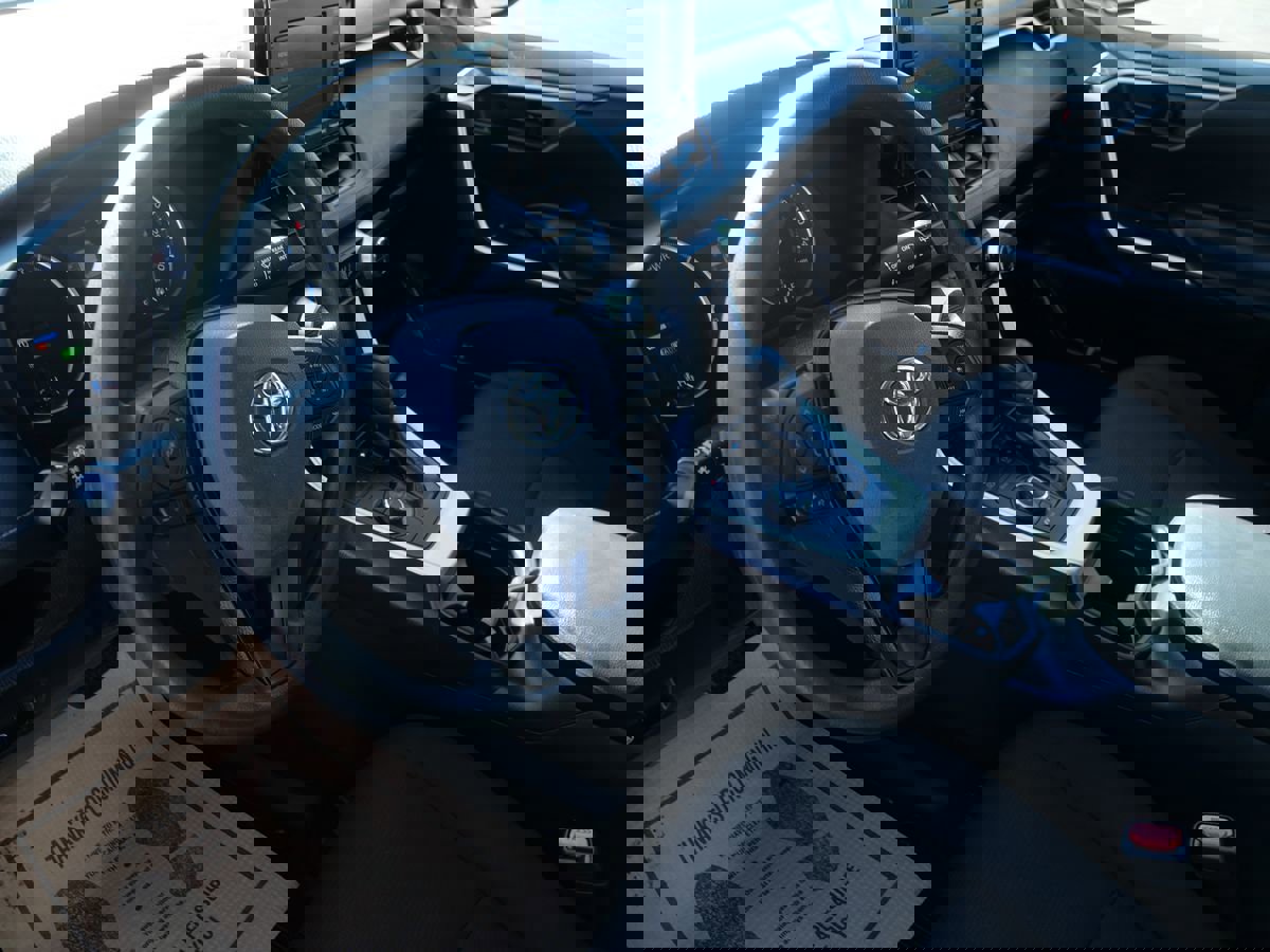 Used 2020 Toyota RAV4 LE image 10