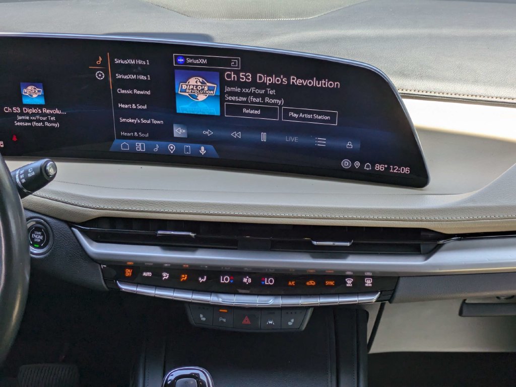 Certified 2024 Cadillac XT4 Luxury w/ Cold Weather Package FWD image 18