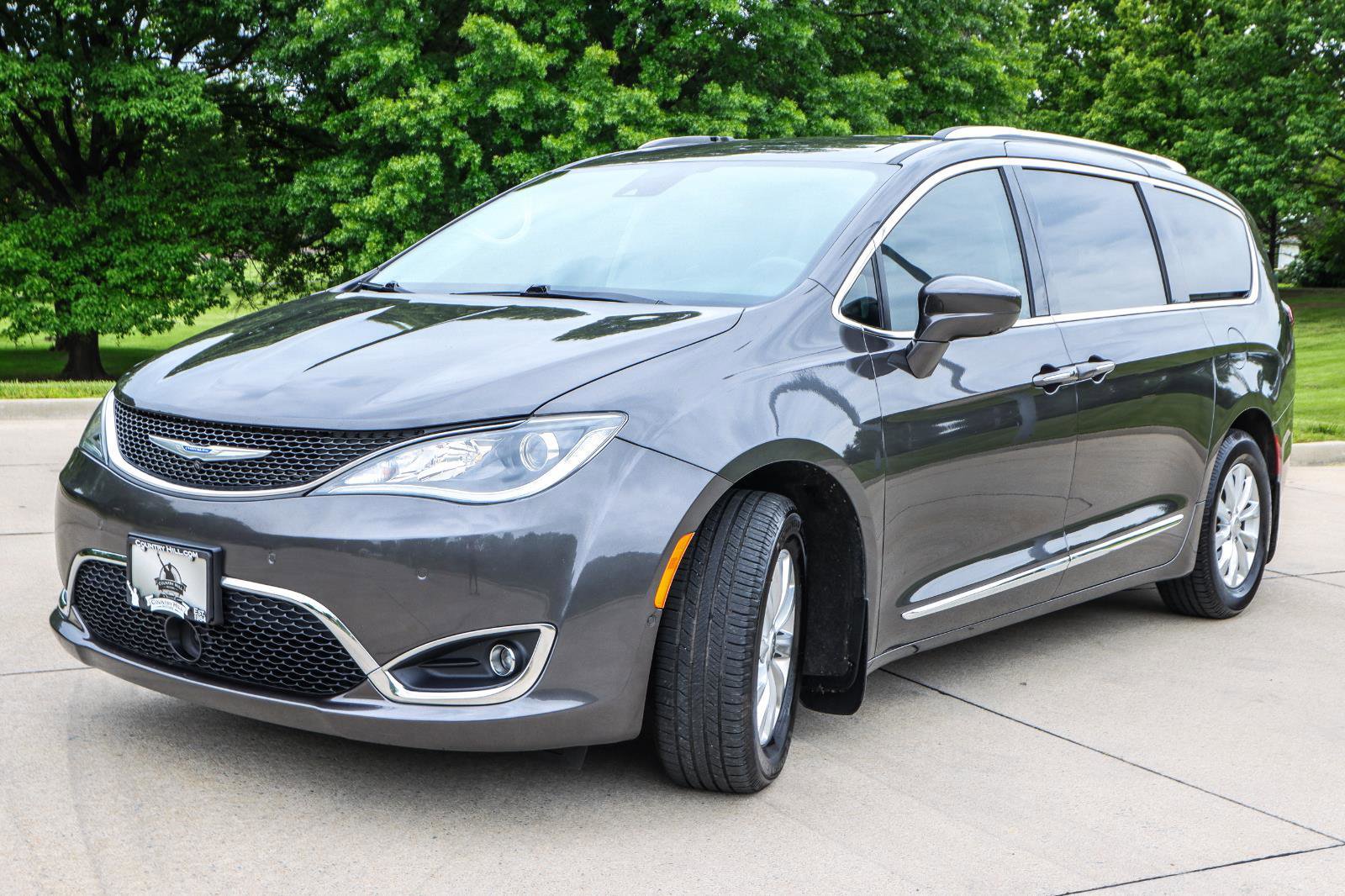 Used 2019 Chrysler Pacifica Touring-L w/ Advanced Safetytec Group FWD image 3