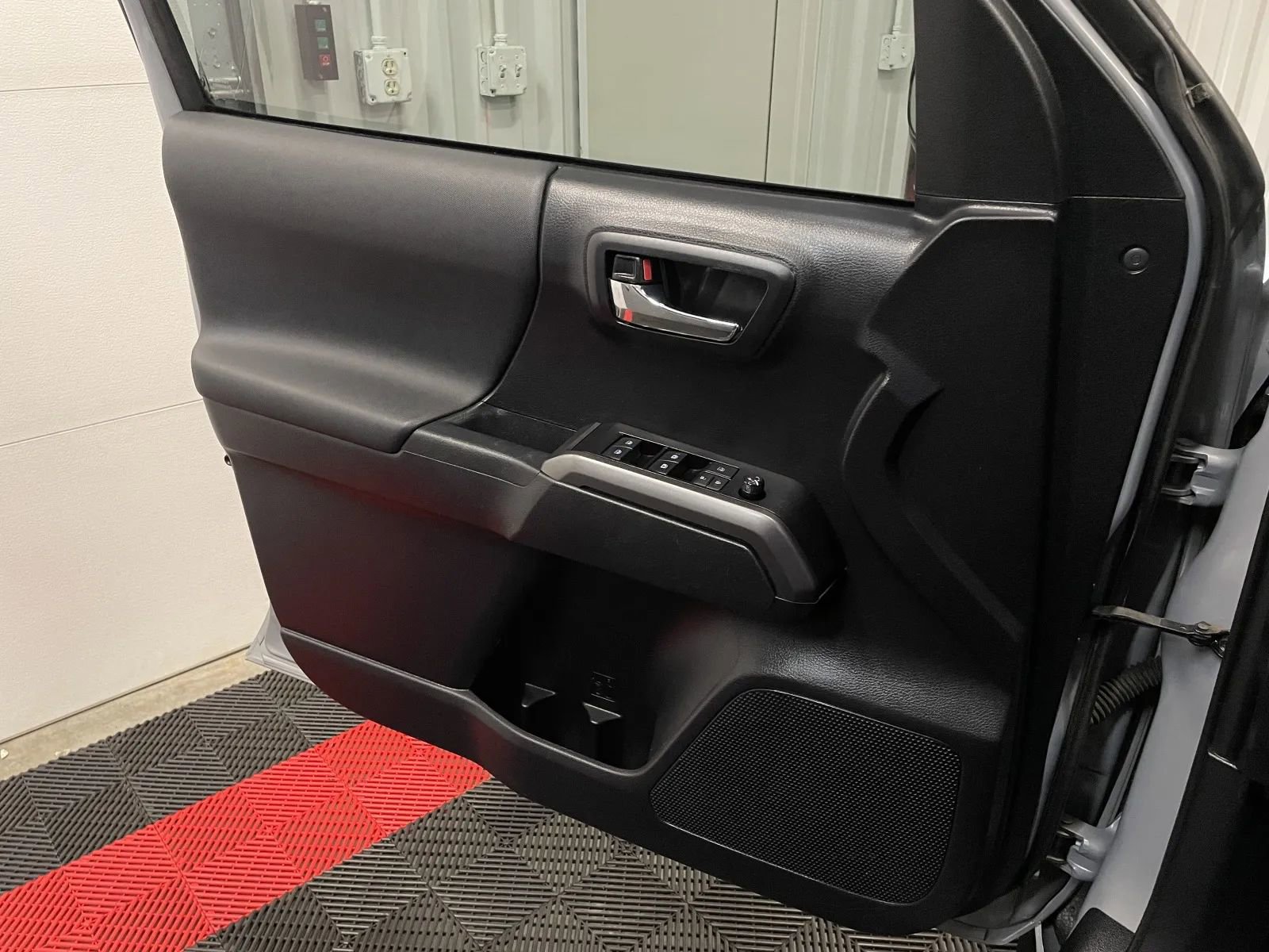 Used 2020 Toyota Tacoma TRD Sport w/ Technology Package image 29