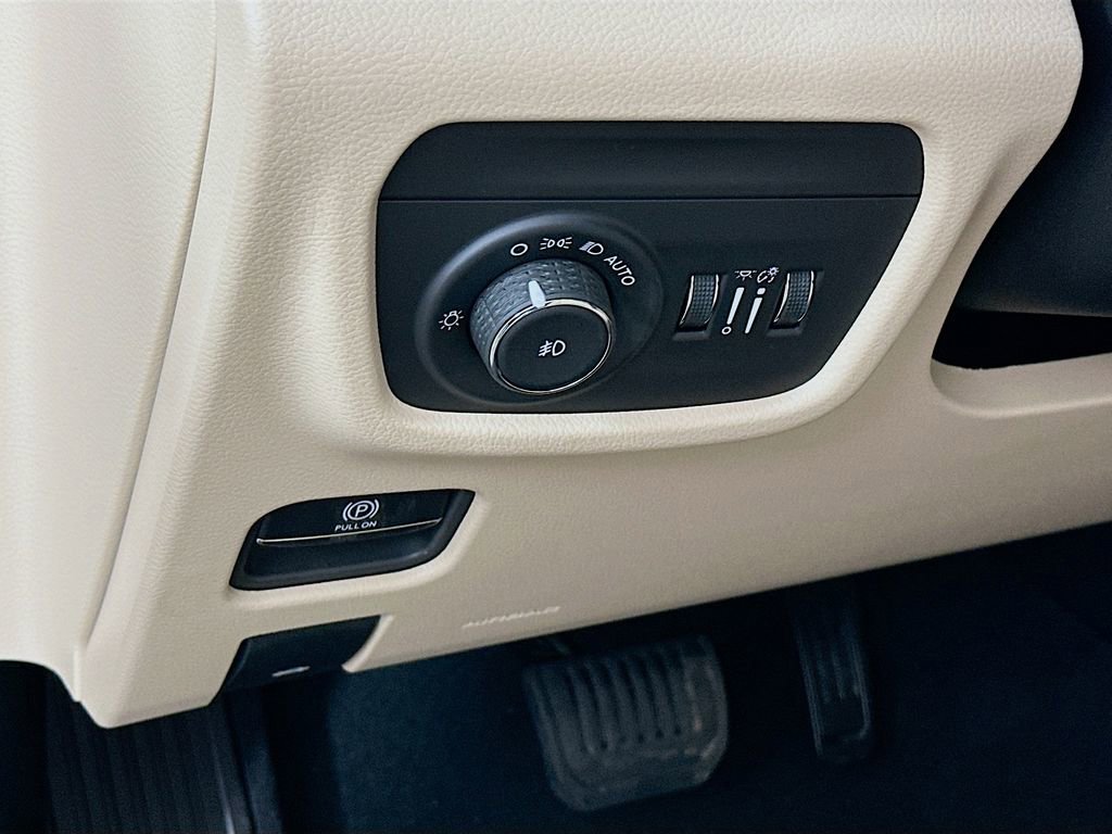 New 2025 Jeep Grand Cherokee L Limited w/ Luxury Tech Group II image 15