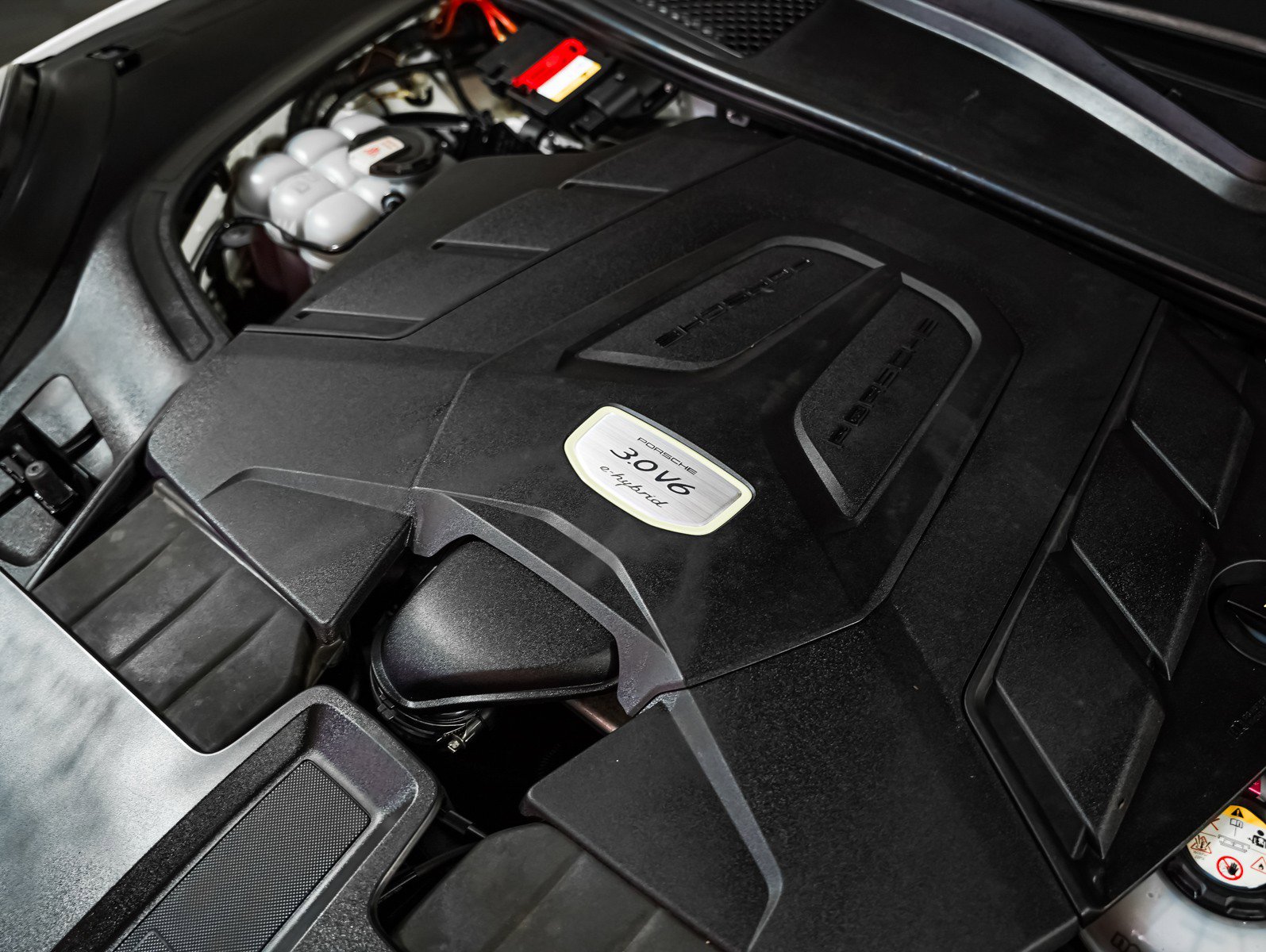 Certified 2022 Porsche Cayenne E-Hybrid w/ Premium Package image 12