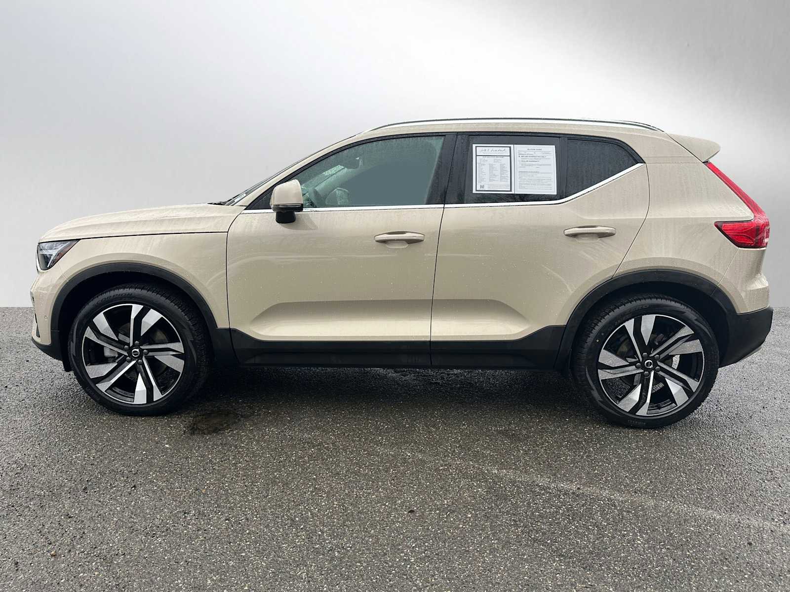 Used 2025 Volvo XC40 B5 Ultra w/ Climate Package image 6