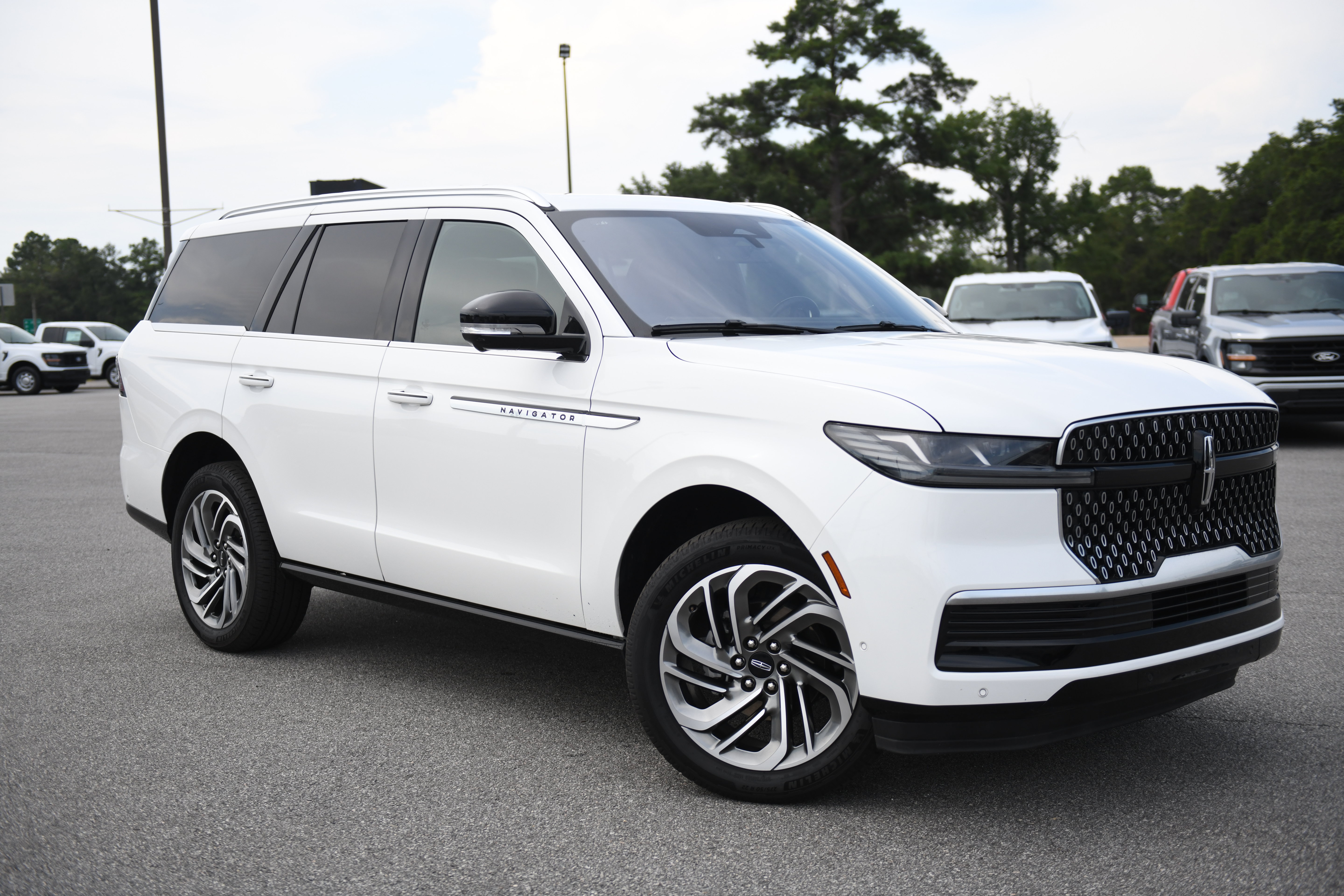 Used 2025 Lincoln Navigator Reserve AWD/4WD image 2