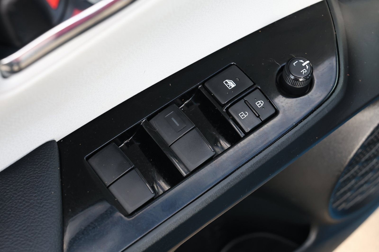 Used 2022 Toyota Prius L Eco image 25