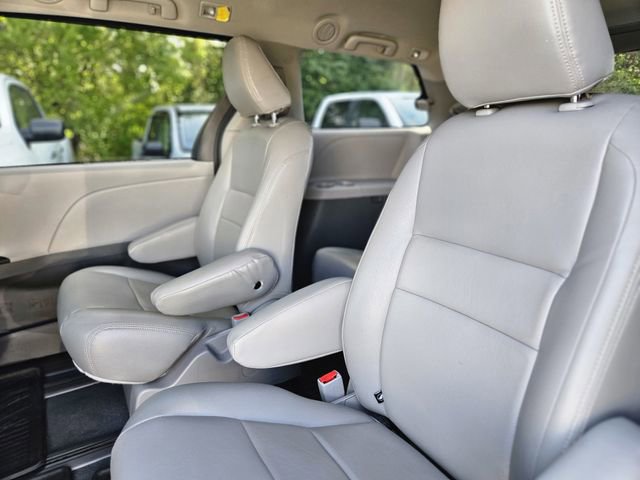 Used 2020 Toyota Sienna L image 27
