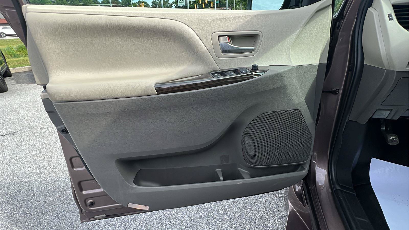 Used 2020 Toyota Sienna XLE w/ XLE Navigation Package FWD image 21