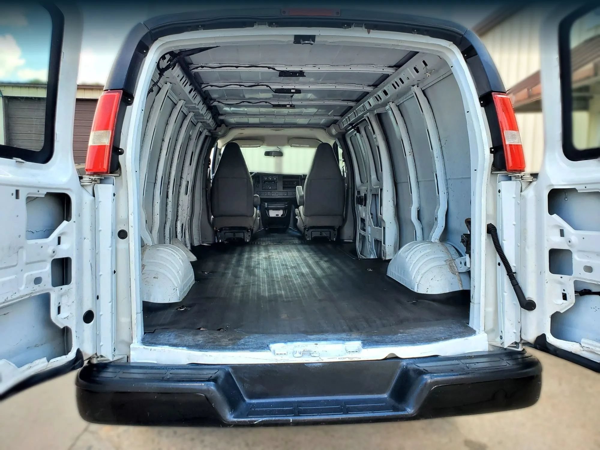 Used 2019 Chevrolet Express 2500 Extended w/ Driver Convenience Package RWD image 2
