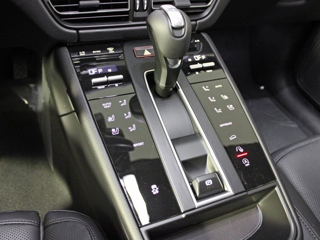 Certified 2025 Porsche Macan image 28