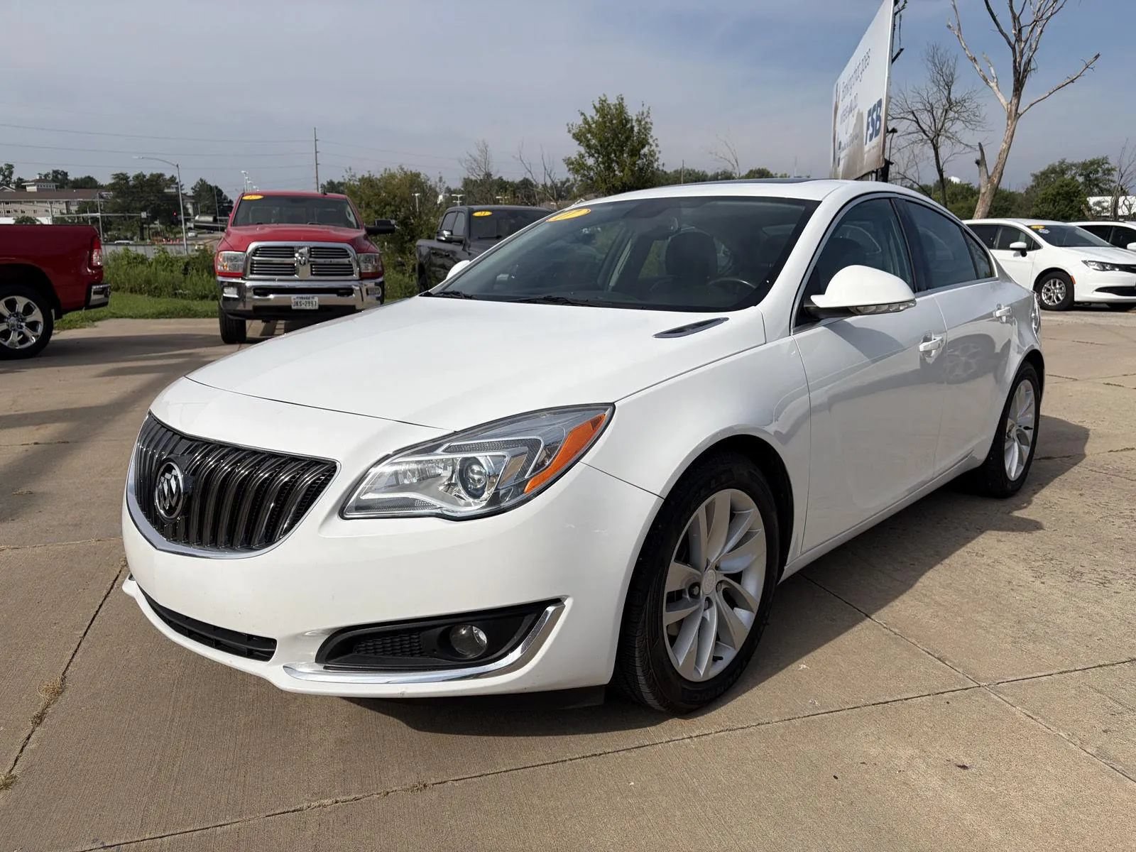 Used 2017 Buick Regal Premium FWD image 3