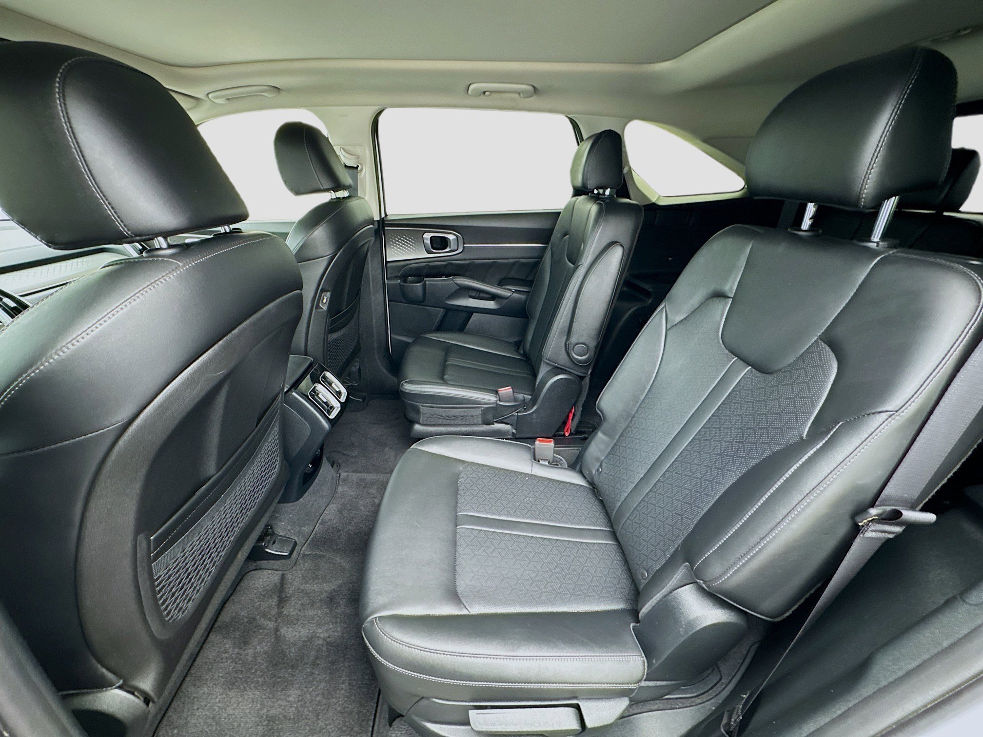 Used 2023 Kia Sorento SX image 16