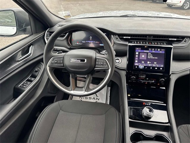 Used 2024 Jeep Grand Cherokee Laredo image 18