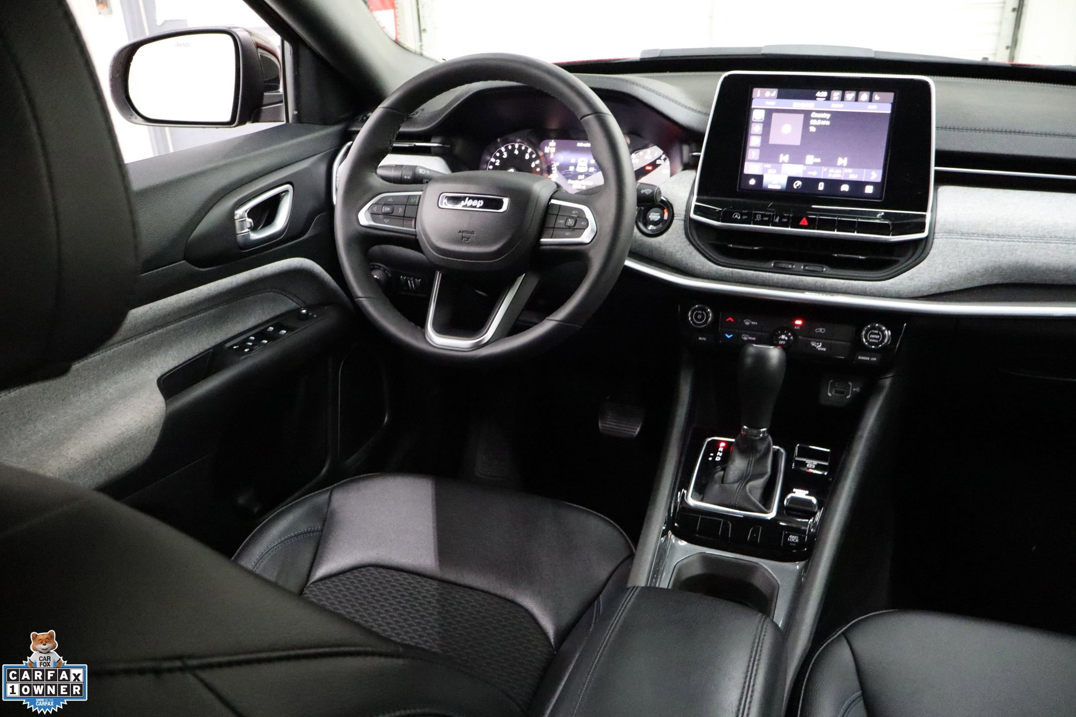 Used 2025 Jeep Compass Latitude image 28