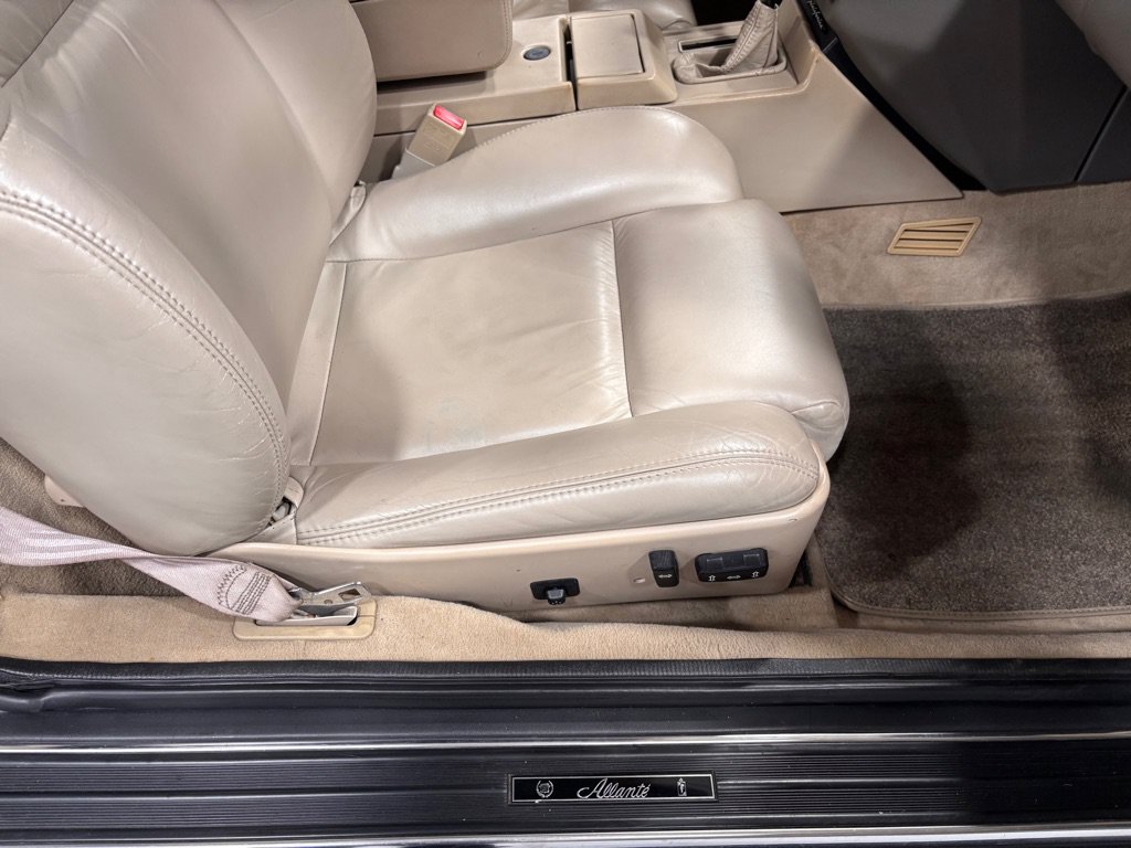 Used 1993 Cadillac Allante FWD image 17
