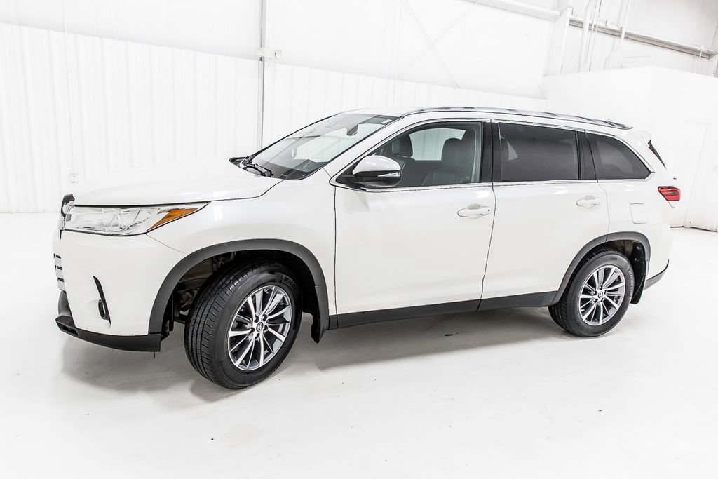 Used 2019 Toyota Highlander XLE AWD/4WD image 3