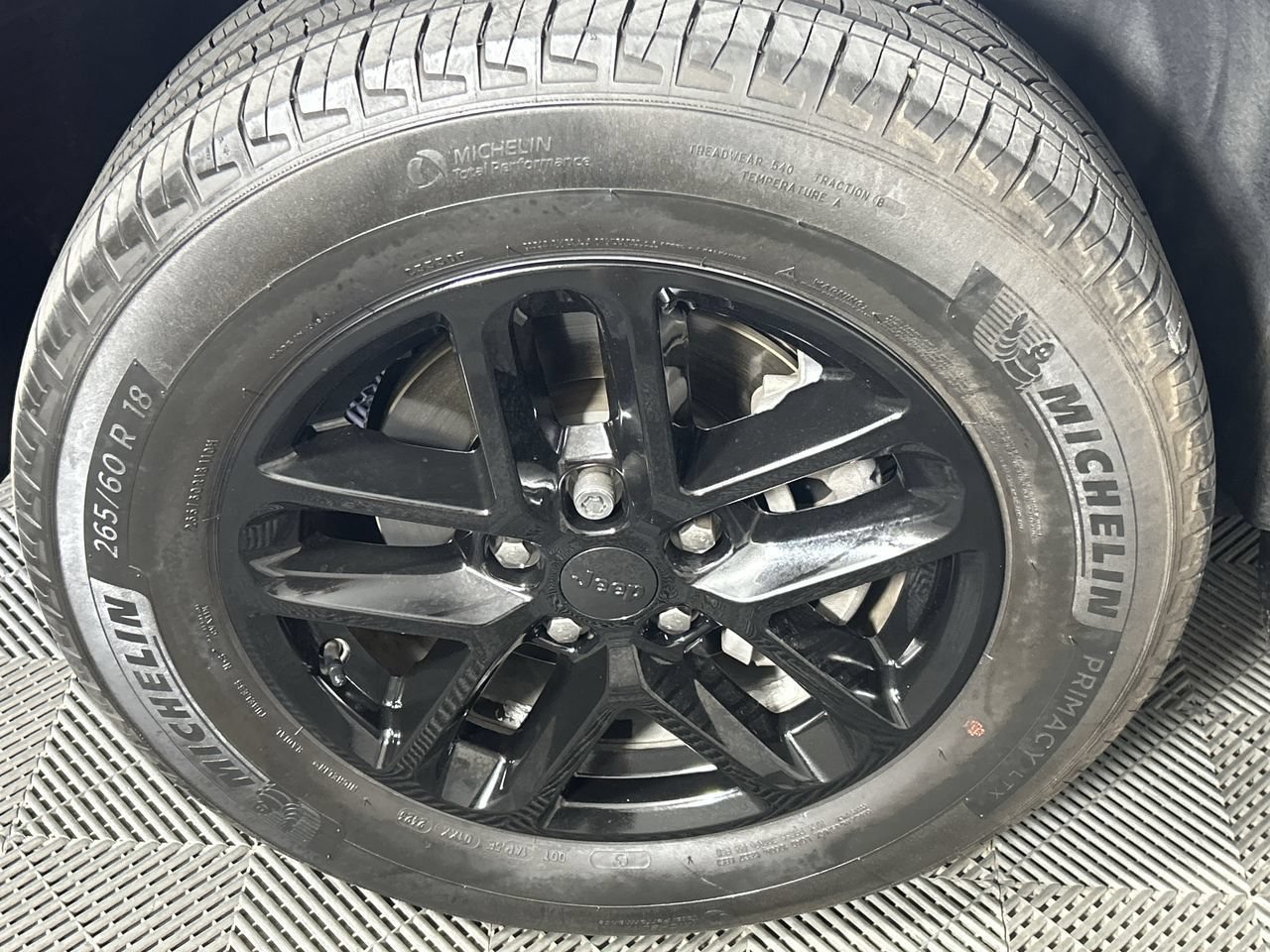 Used 2023 Jeep Grand Cherokee Laredo X RWD image 9