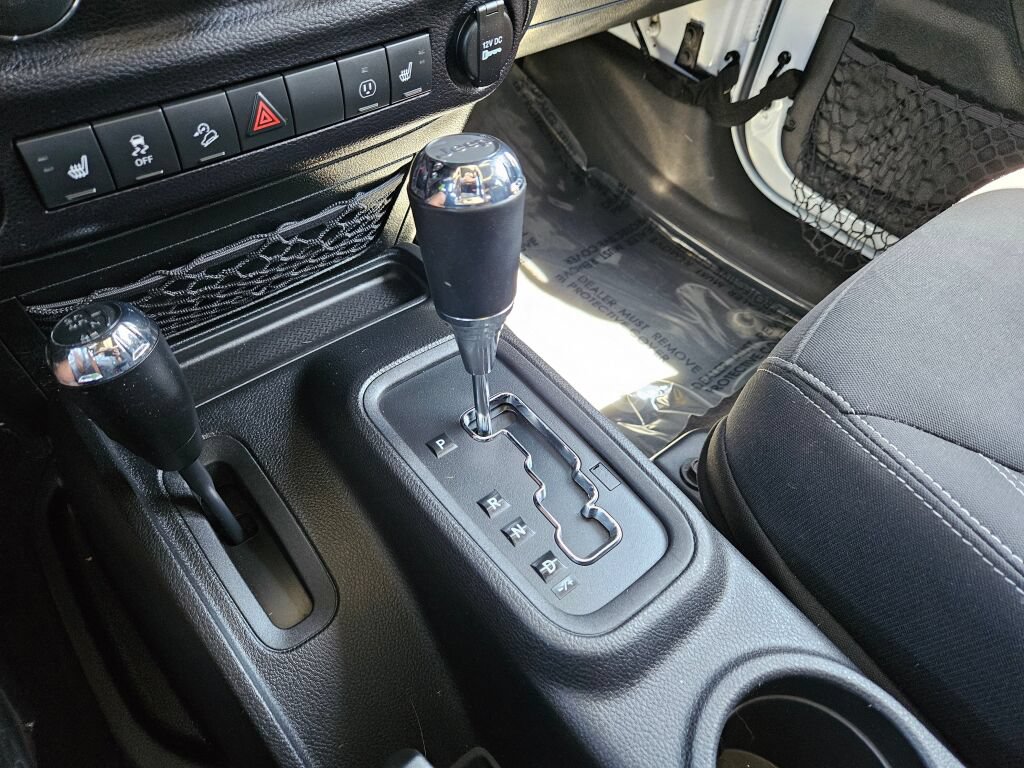 Used 2015 Jeep Wrangler Unlimited Sahara w/ Connectivity Group AWD/4WD image 25