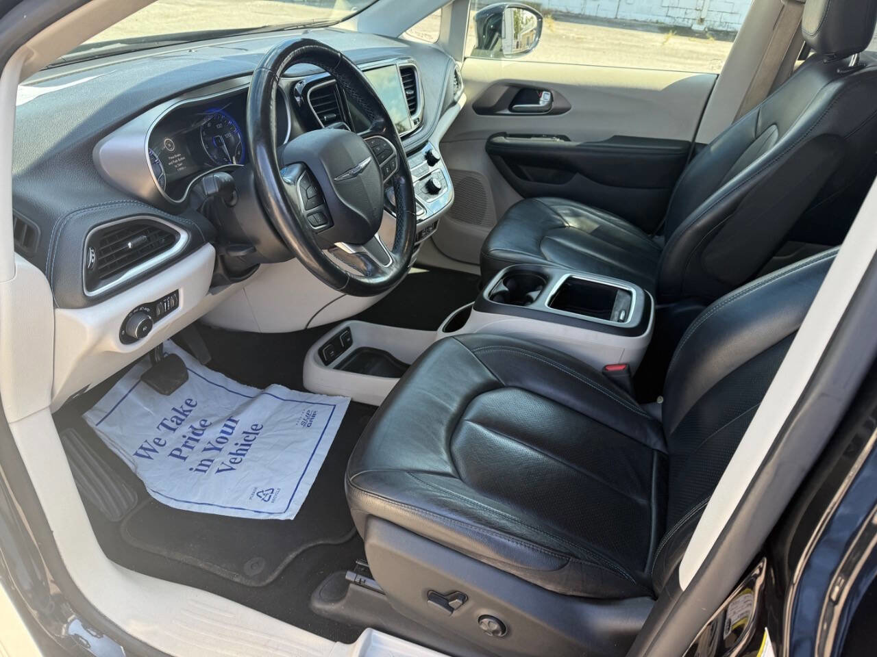 Used 2021 Chrysler Pacifica Touring-L image 2