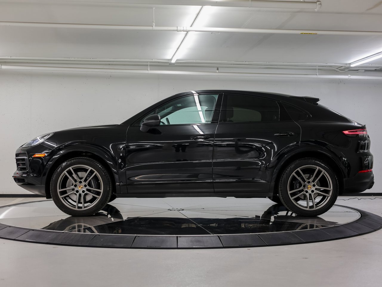 Certified 2023 Porsche Cayenne Platinum Edition image 2