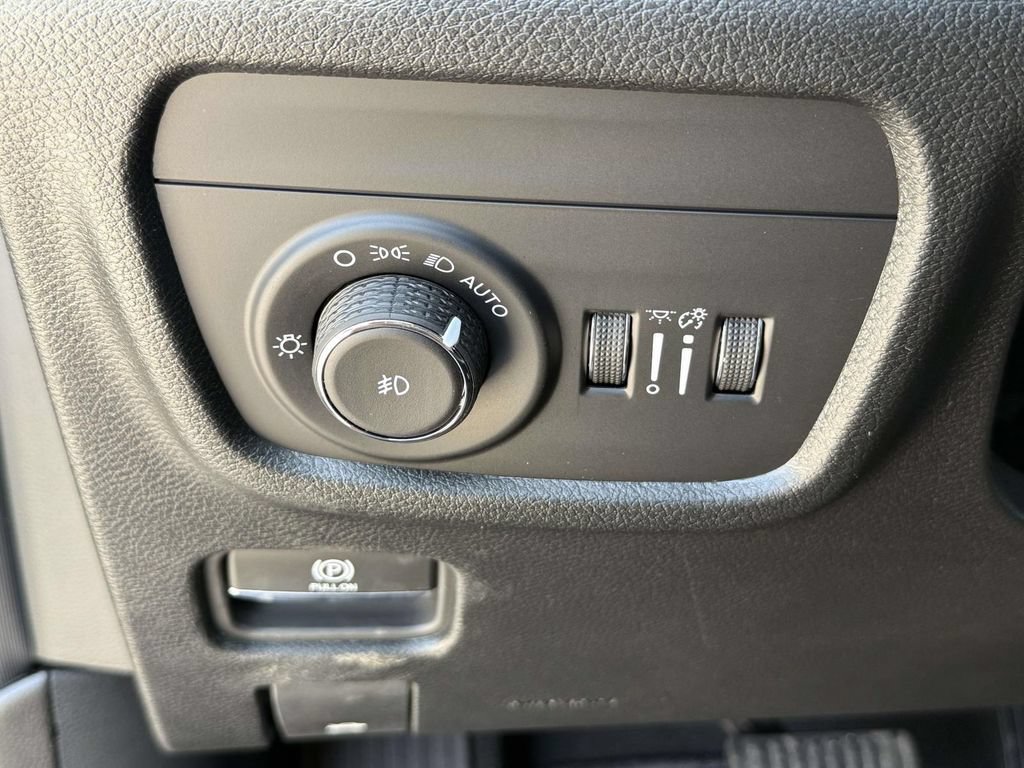 New 2025 Jeep Grand Cherokee Limited w/ Black Appearance Package AWD/4WD image 17
