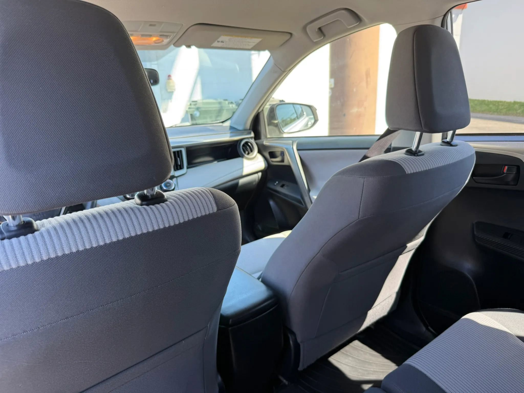 Used 2015 Toyota RAV4 LE AWD/4WD image 17