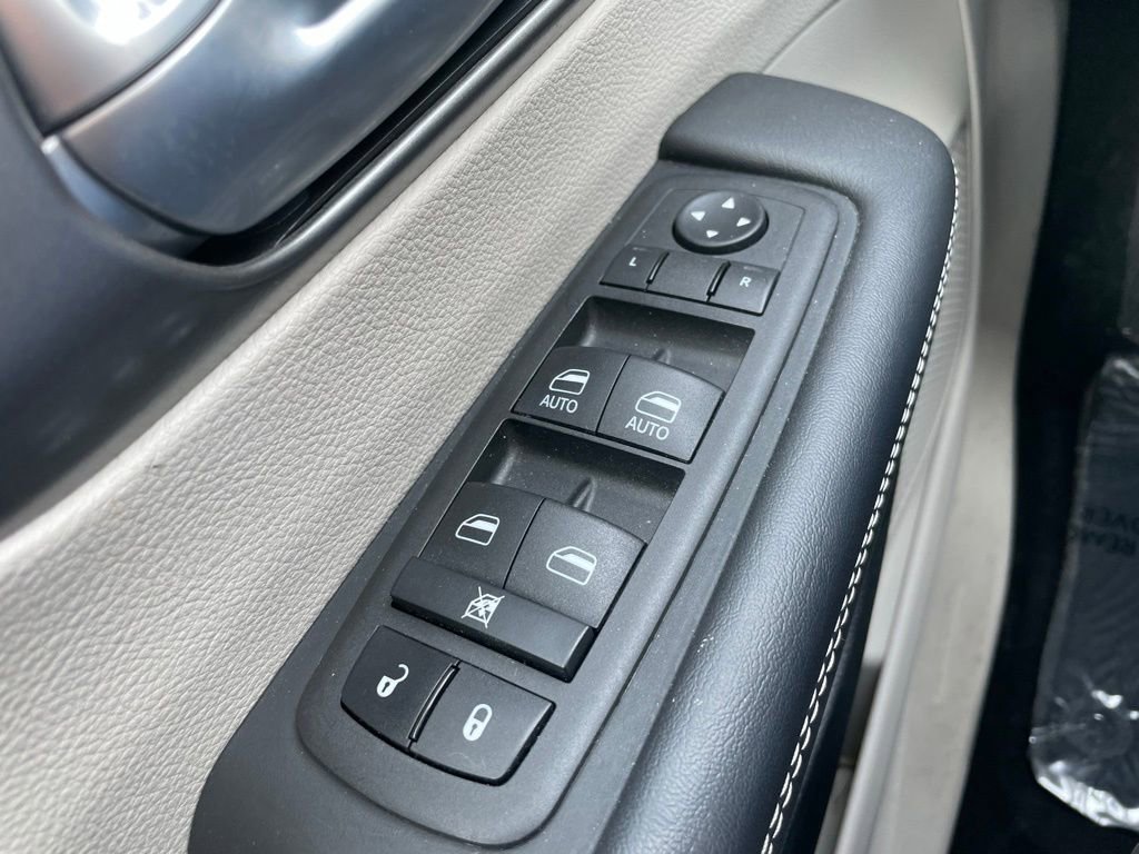 Used 2024 Chrysler Pacifica Select image 25