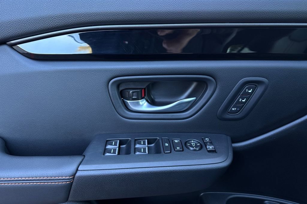 Used 2025 Honda Pilot TrailSport image 11