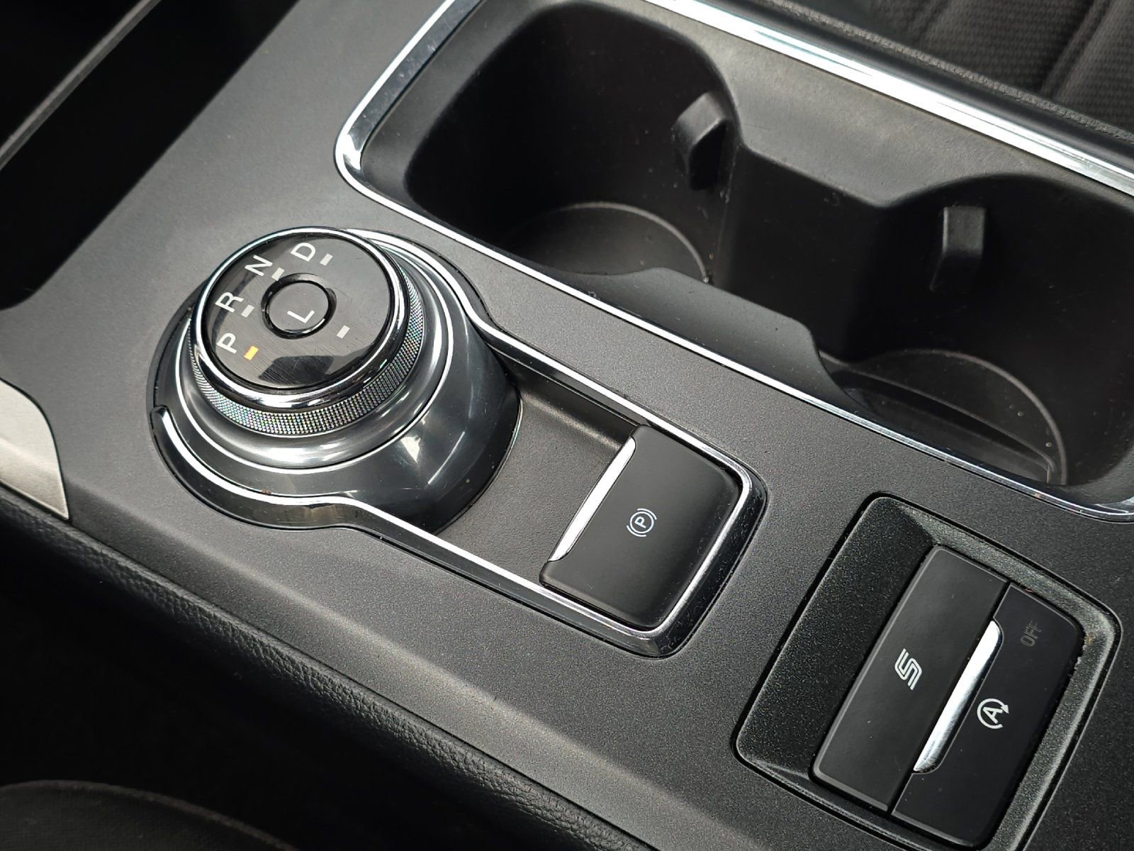 Used 2020 Ford Fusion SE FWD image 19