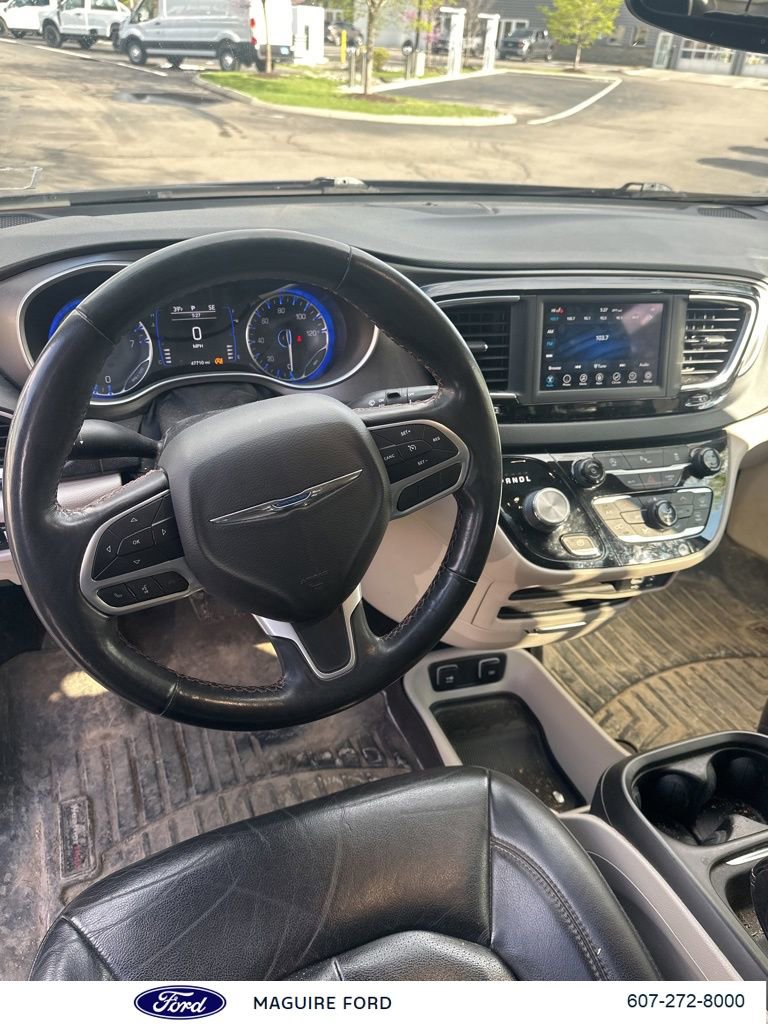 Used 2020 Chrysler Pacifica Touring-L image 14
