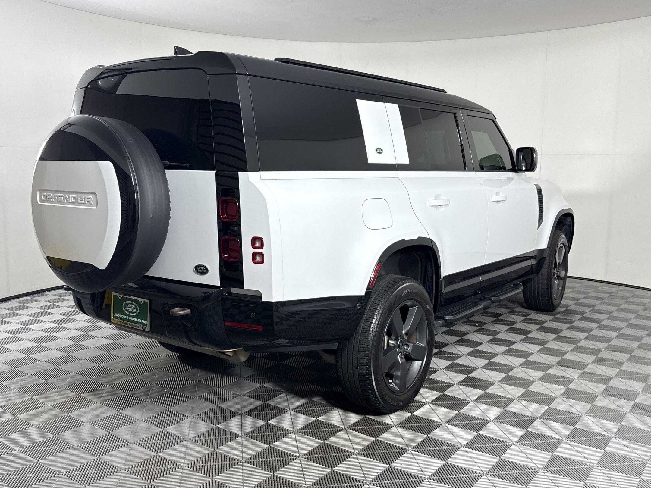 Used 2023 Land Rover Defender 130 X-Dynamic SE AWD/4WD image 9