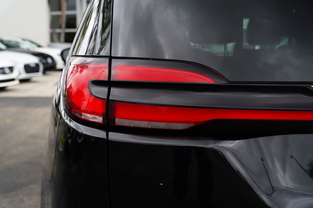 Used 2024 Chrysler Pacifica Touring-L image 19