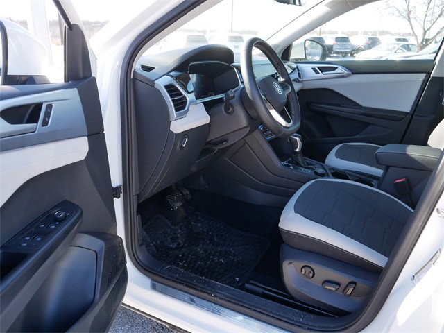 Certified 2025 Volkswagen Taos SE w/ Panoramic Sunroof Package image 12