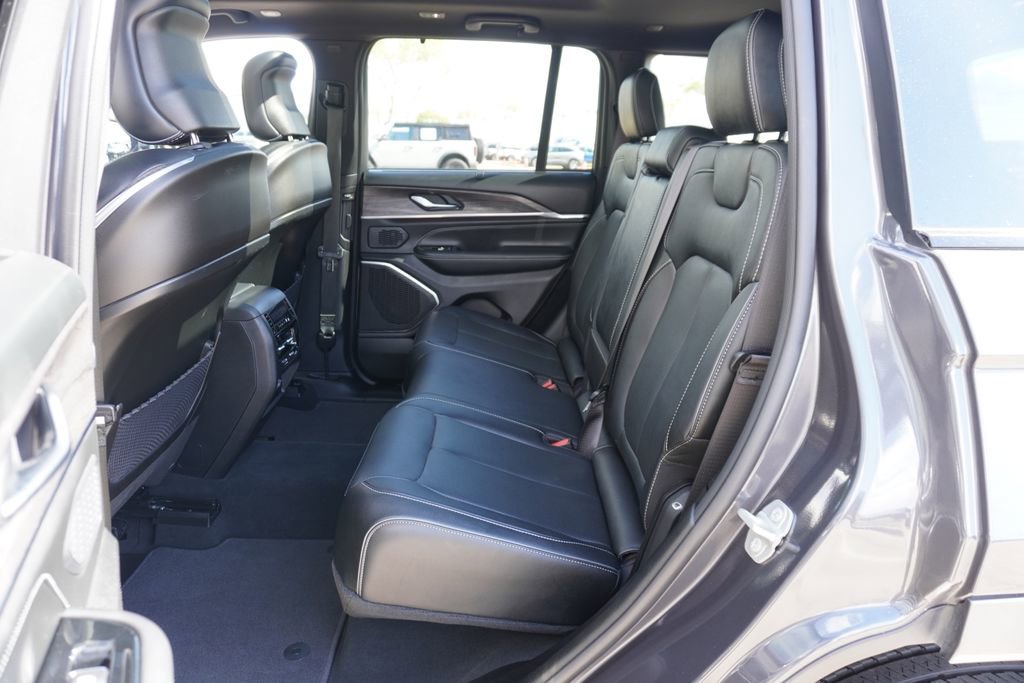 Used 2023 Jeep Grand Cherokee Overland w/ Luxury Tech Group IV AWD/4WD image 21