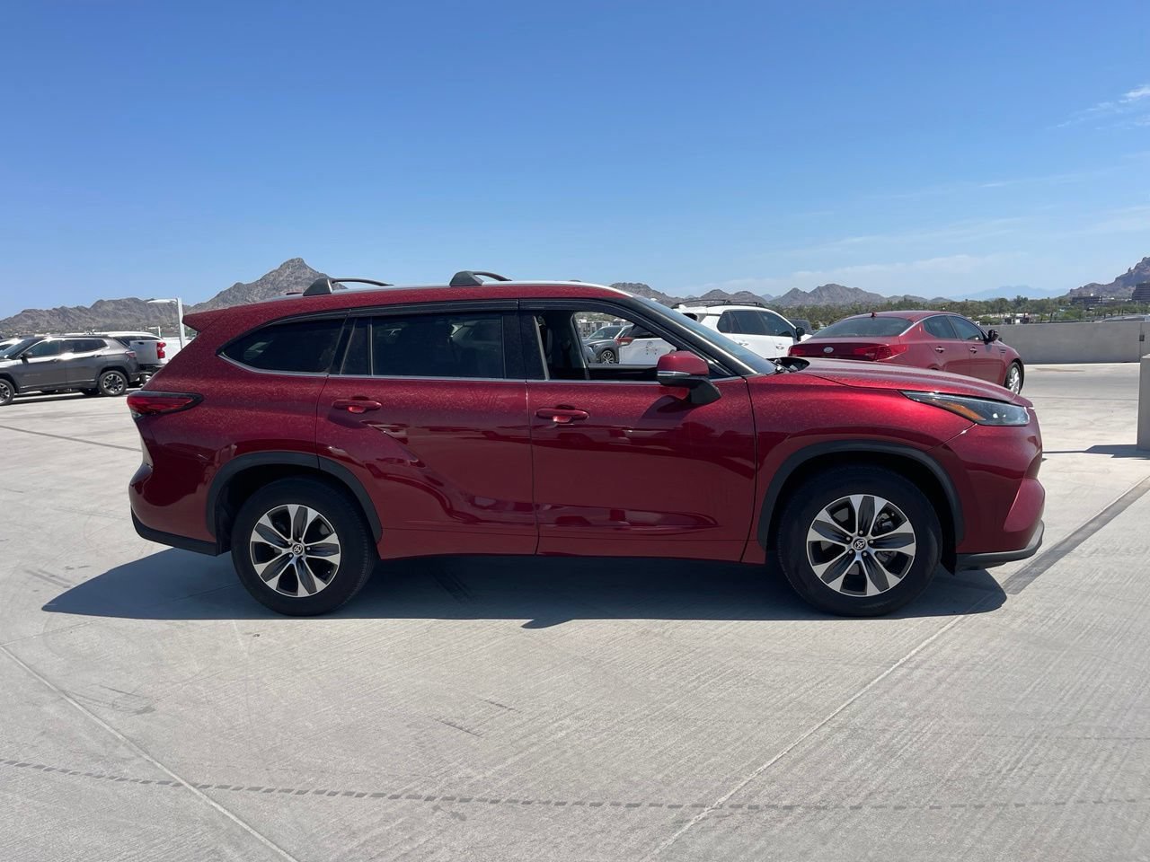 Used 2022 Toyota Highlander XLE FWD image 3