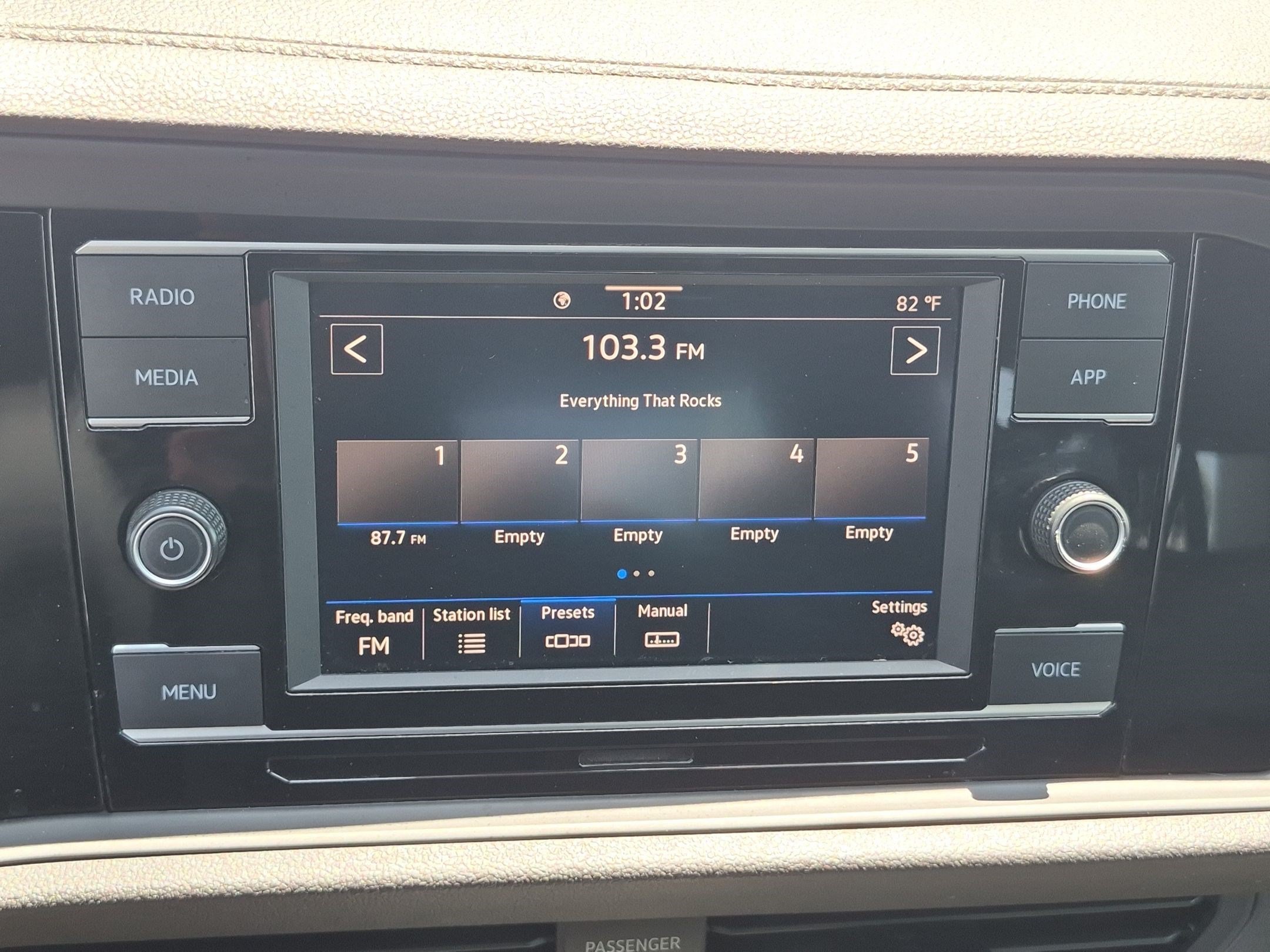 Used 2022 Volkswagen Jetta SE w/ Panoramic Sunroof Package FWD image 23