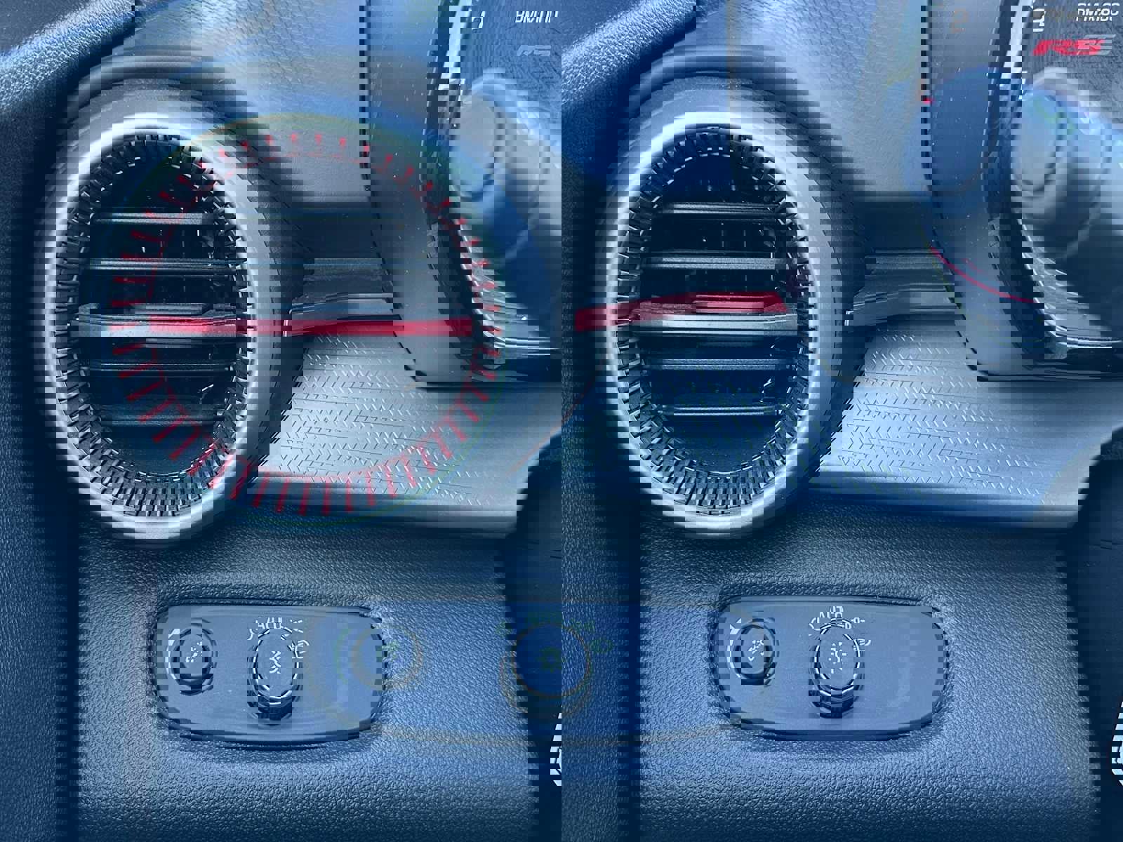 Used 2025 Chevrolet Trax RS w/ Sunroof Package image 32