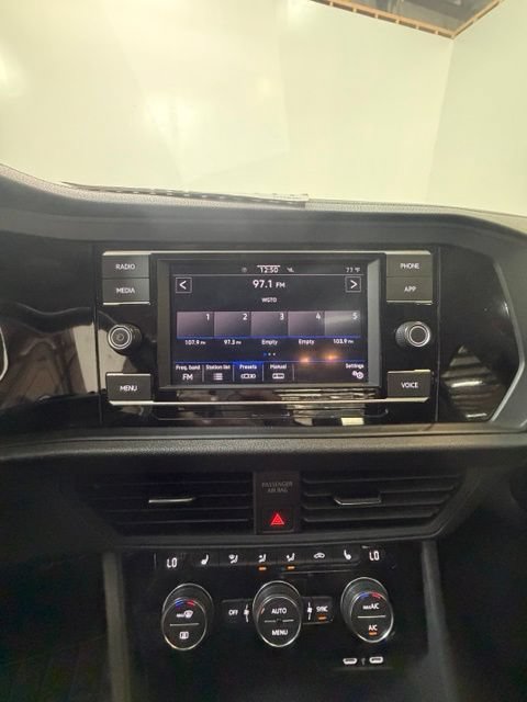 Used 2024 Volkswagen Jetta SE FWD image 17