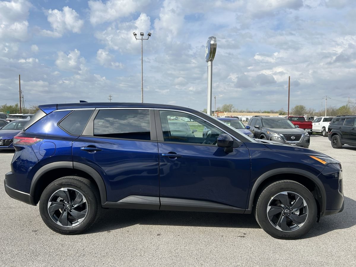Used 2025 Nissan Rogue SV image 3