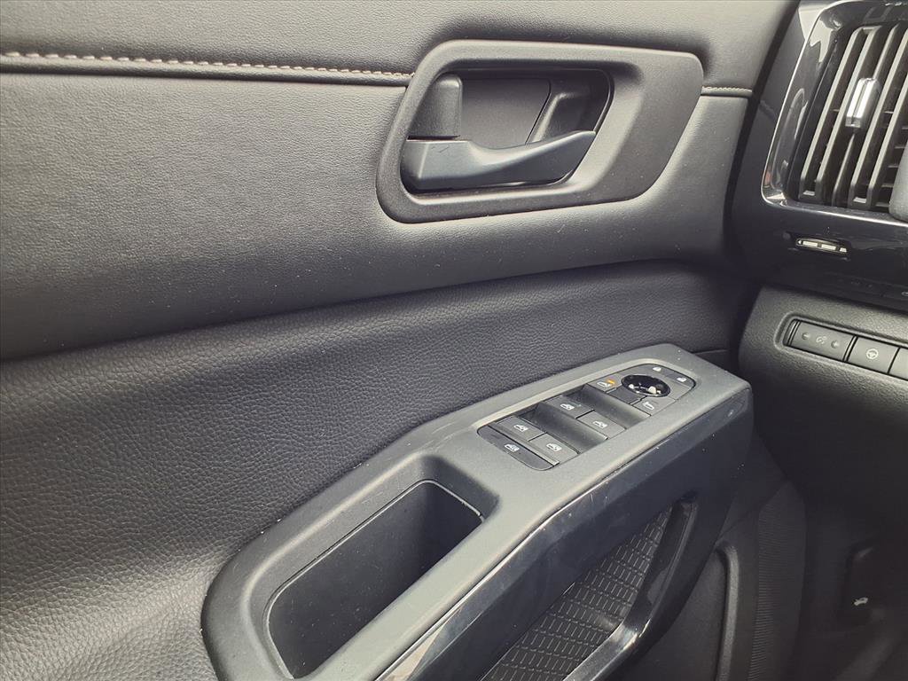 Used 2024 Nissan Pathfinder SV image 44