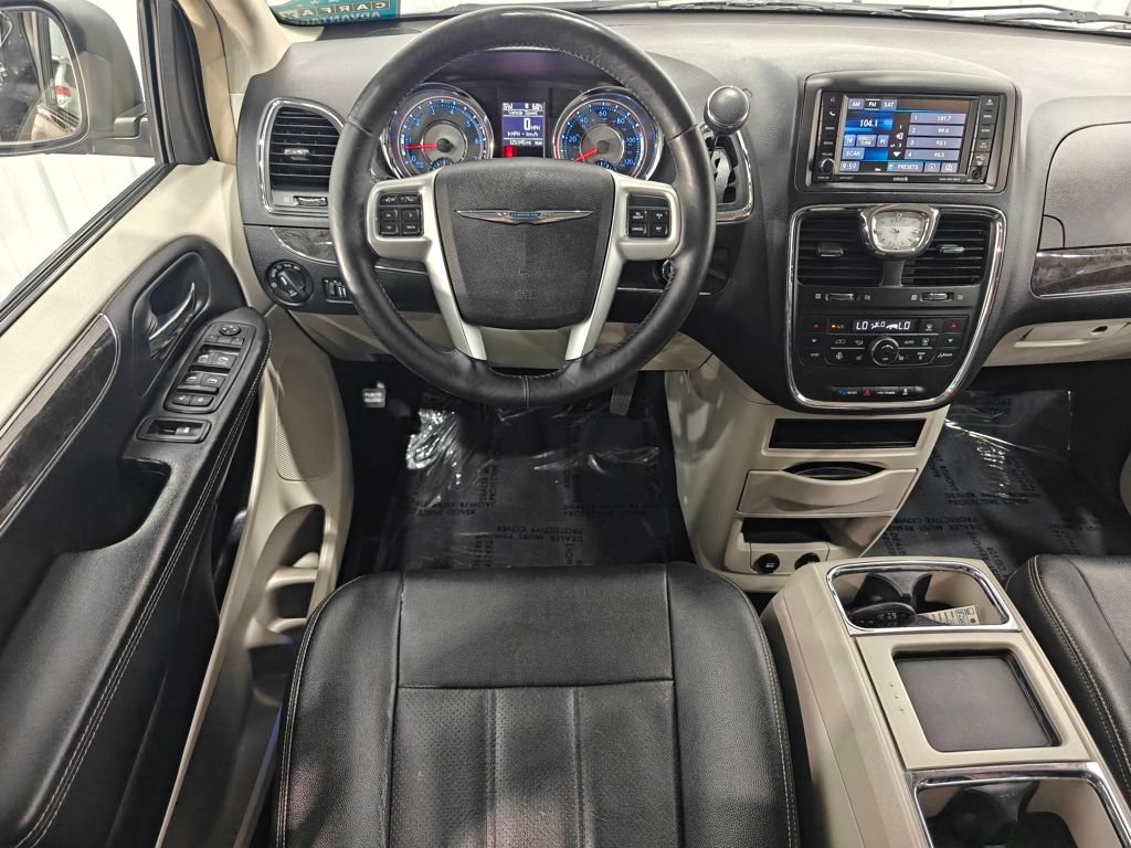 Used 2016 Chrysler Town & Country Touring-L FWD image 4