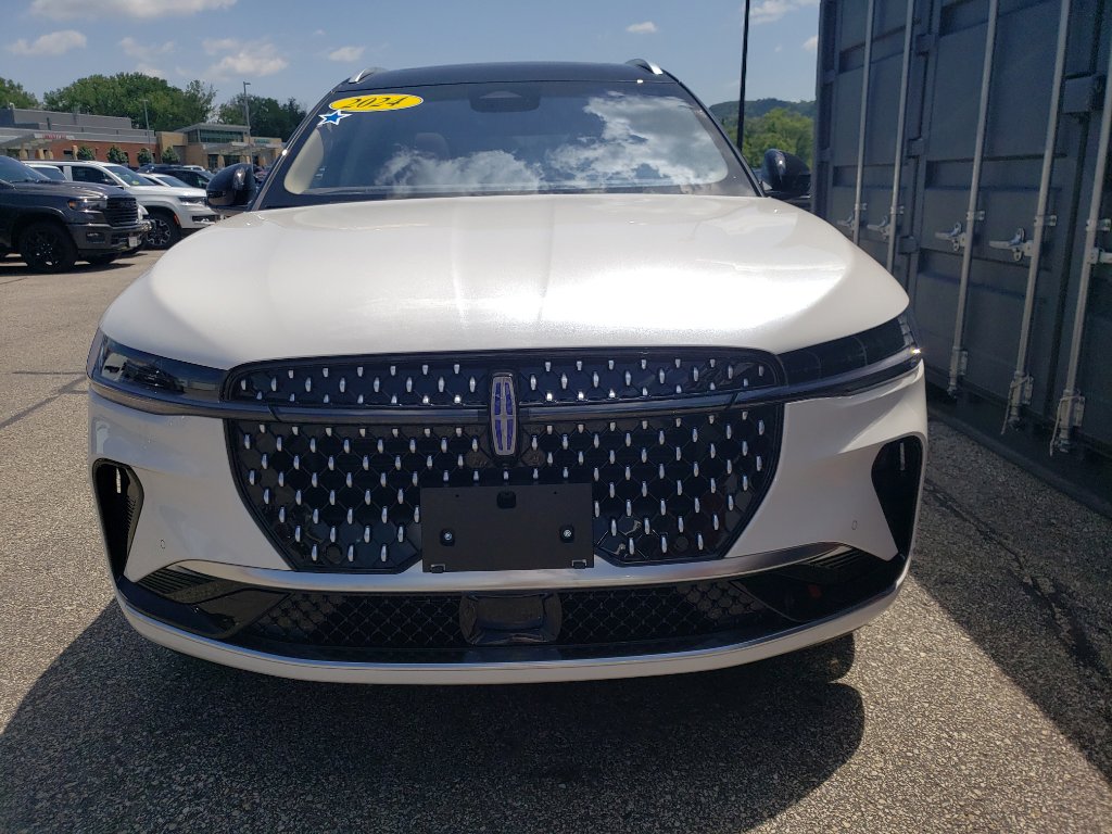 Used 2024 Lincoln Nautilus Reserve w/ Equipment Group 202A image 2