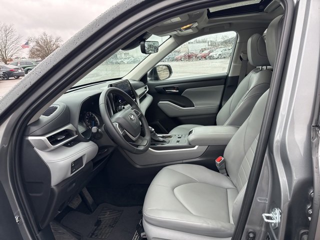 Used 2025 Toyota Highlander XLE image 15