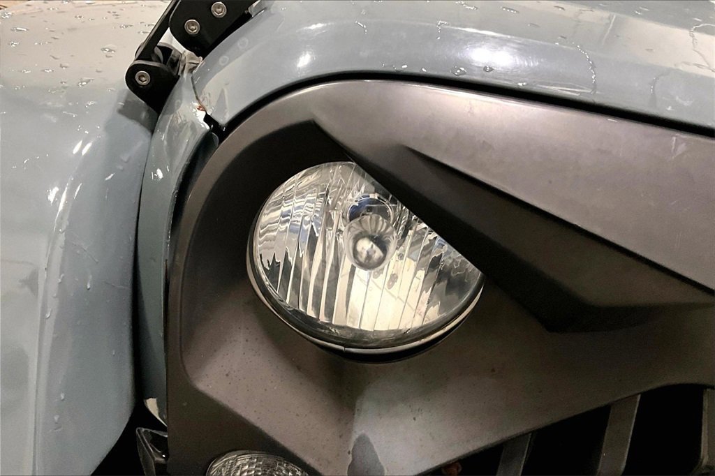 Used 2015 Jeep Wrangler Unlimited Sahara w/ Connectivity Group image 26